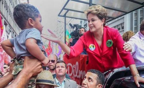 “Eu vou investigar a fundo, doa a quem doer”, diz Dilma em último ato de campanha