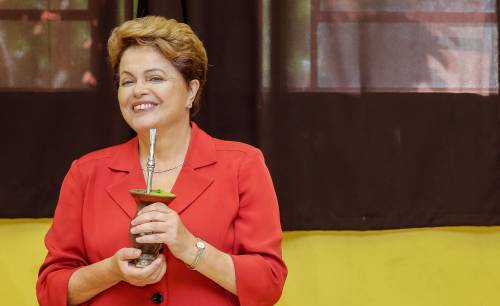 Dilma Rousseff é reeleita presidente do Brasil com 51% dos votos