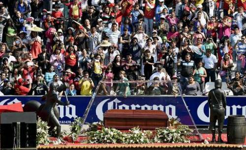 Corpo de Bolaños é velado no estádio Azteca, no México