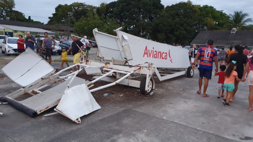 Escada de embarque desaba com pessoas durante chegada de avião Beluga a Fortaleza