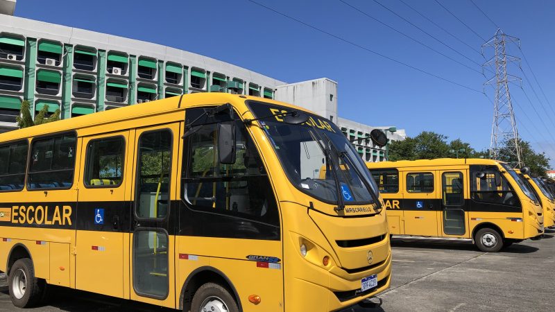 Frota escolar de Lauro de Freitas recebe novo ônibus para educação municipal