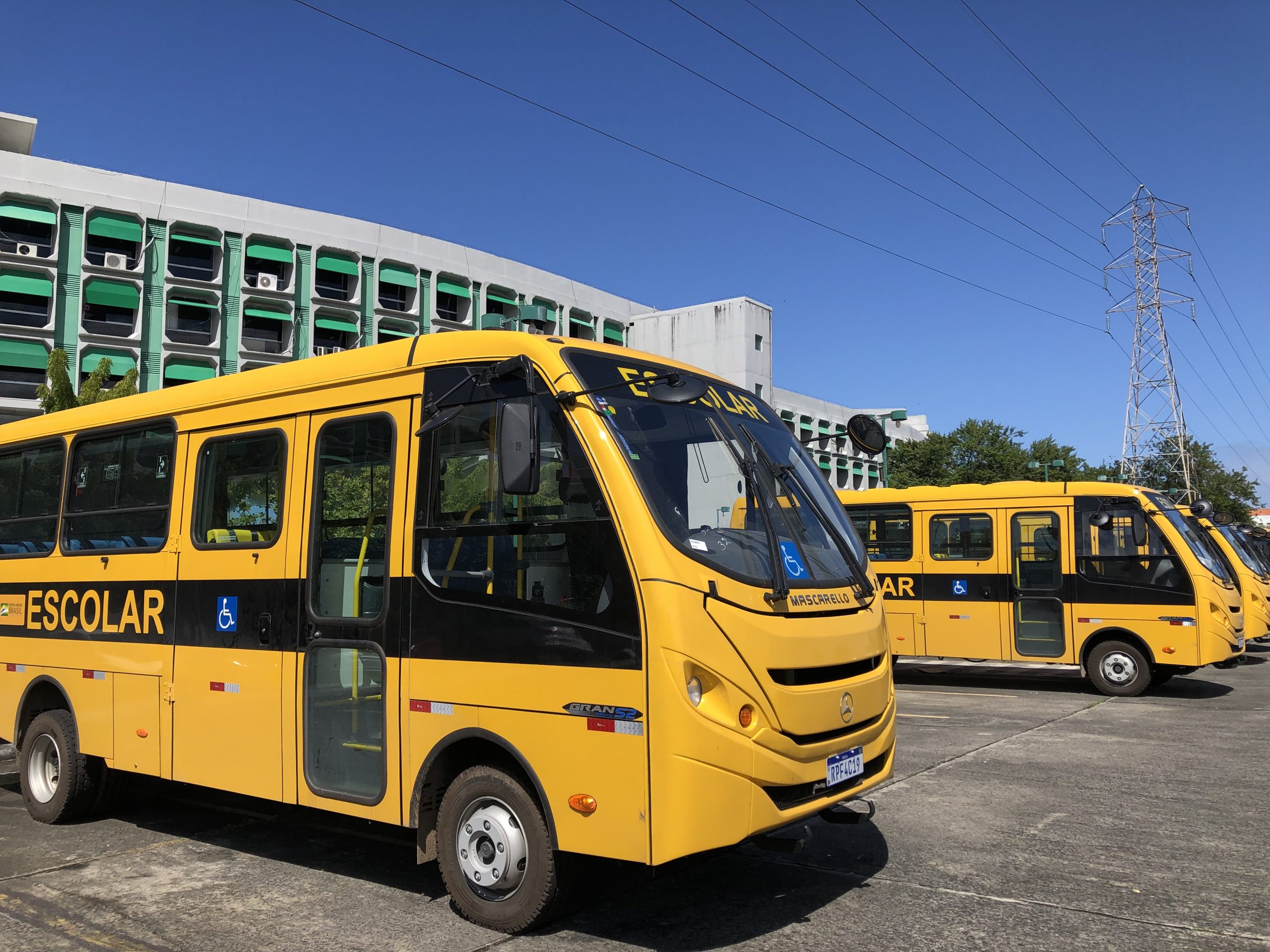 Frota escolar de Lauro de Freitas recebe novo ônibus para educação municipal