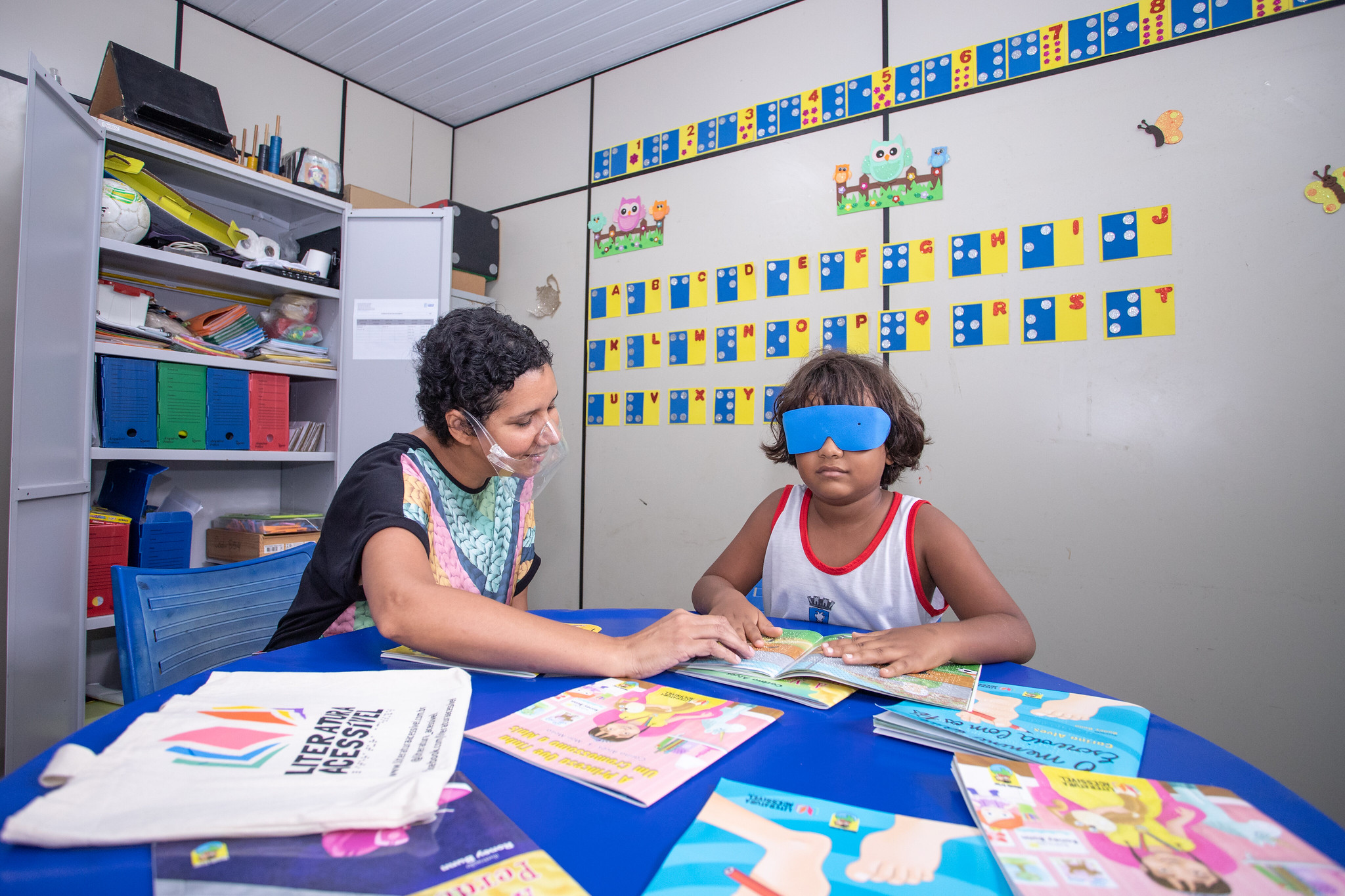 Educação inclusiva: escolas de Lauro de Freitas recebem kits de literatura acessível
