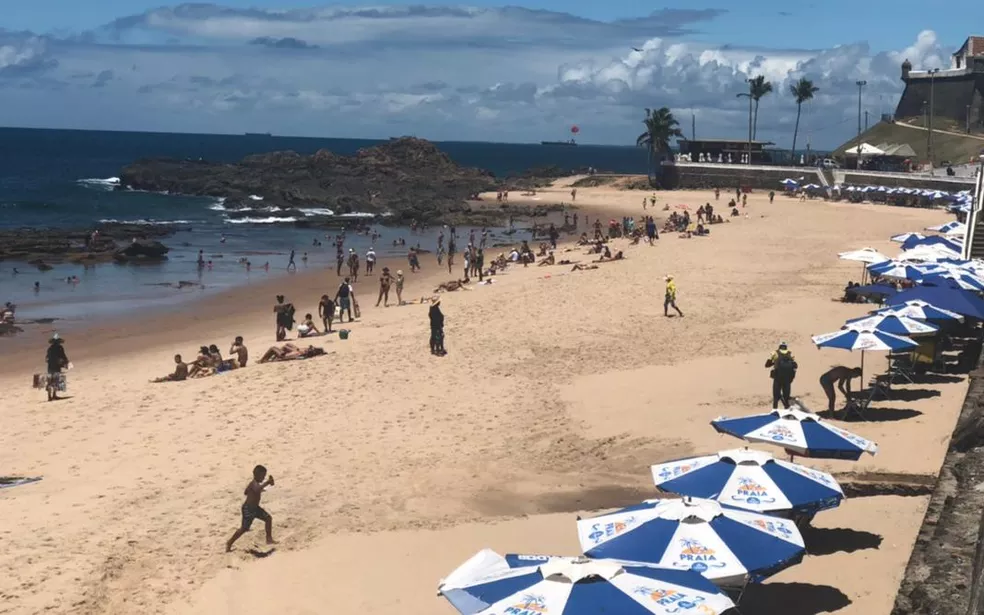 Homem é achado morto na praia da Barra, em Salvador; corpo tinha marcas de tiros