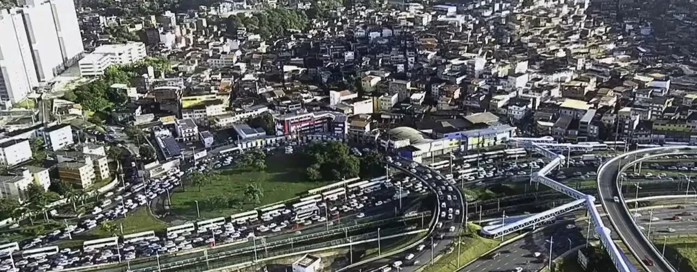 Interdição na Av. ACM causa longo congestionamento em Salvador, após motorista atingir poste