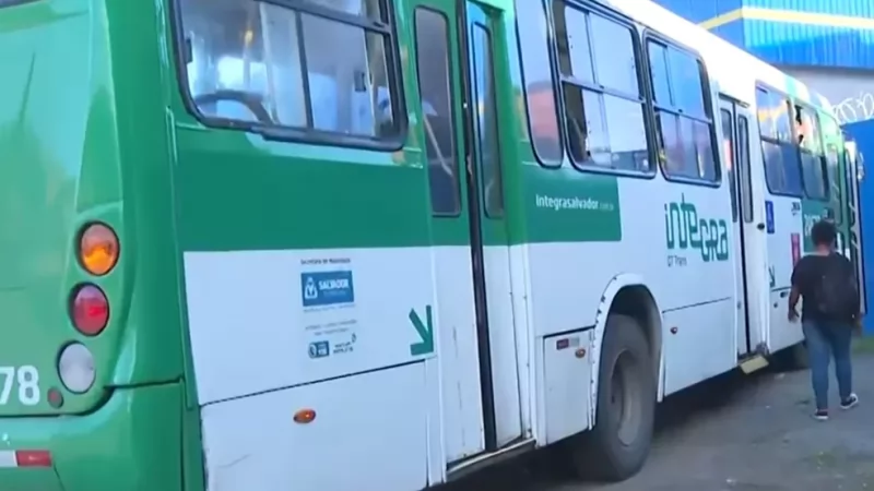 Homens armados assaltam ônibus e ameaçam passageiros; polícia registra 469 roubos a coletivos de janeiro a junho em Salvador