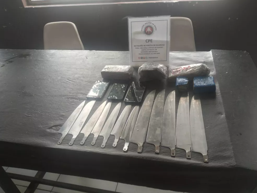 Grupo é flagrado ao arremessar 12 facas no presídio de Salvador