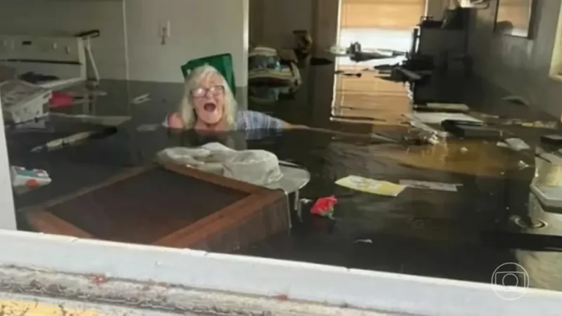 Filho encontra mãe com água no pescoço dentro de casa após passagem do furacão Ian pela Flórida