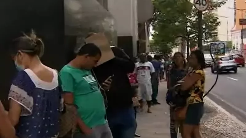 Beneficiários formam fila para revisão do CadÚnico em Salvador, às vésperas de encerramento do prazo de revisão