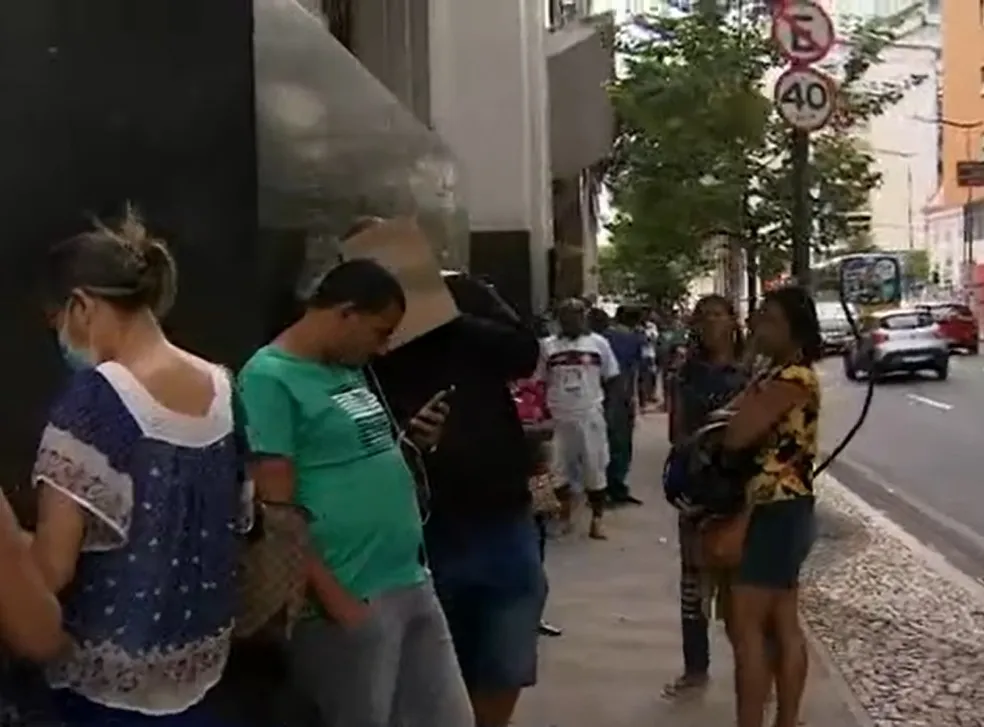 Beneficiários formam fila para revisão do CadÚnico em Salvador, às vésperas de encerramento do prazo de revisão