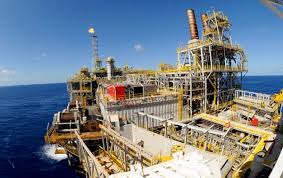 Organização dos Países Exportadores de Petróleo anuncia decisão de diminuir produção