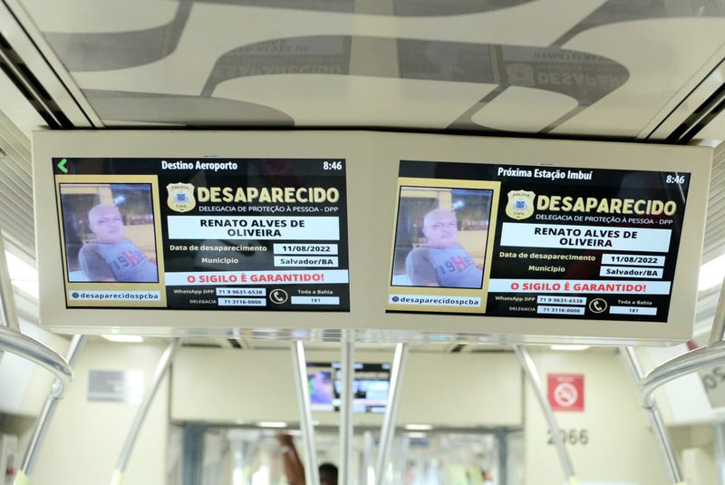 Painéis exibem pessoas desaparecidas nas estações de metrô em Salvador