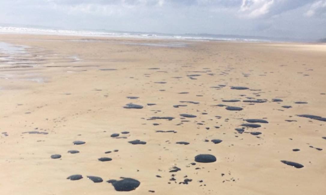 Manchas de óleo são encontradas em praias de Ilhéus, no sul da Bahia