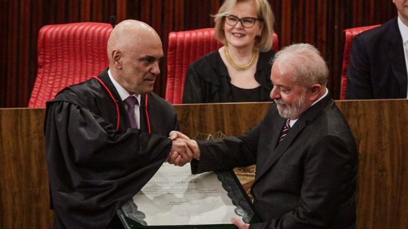 Diplomado presidente, Lula chora e diz que povo reconquistou a democracia