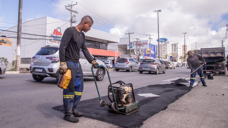 Operação Tapa-Buraco: 26 ruas e avenidas de Lauro de Freitas são recuperadas no mês de junho
