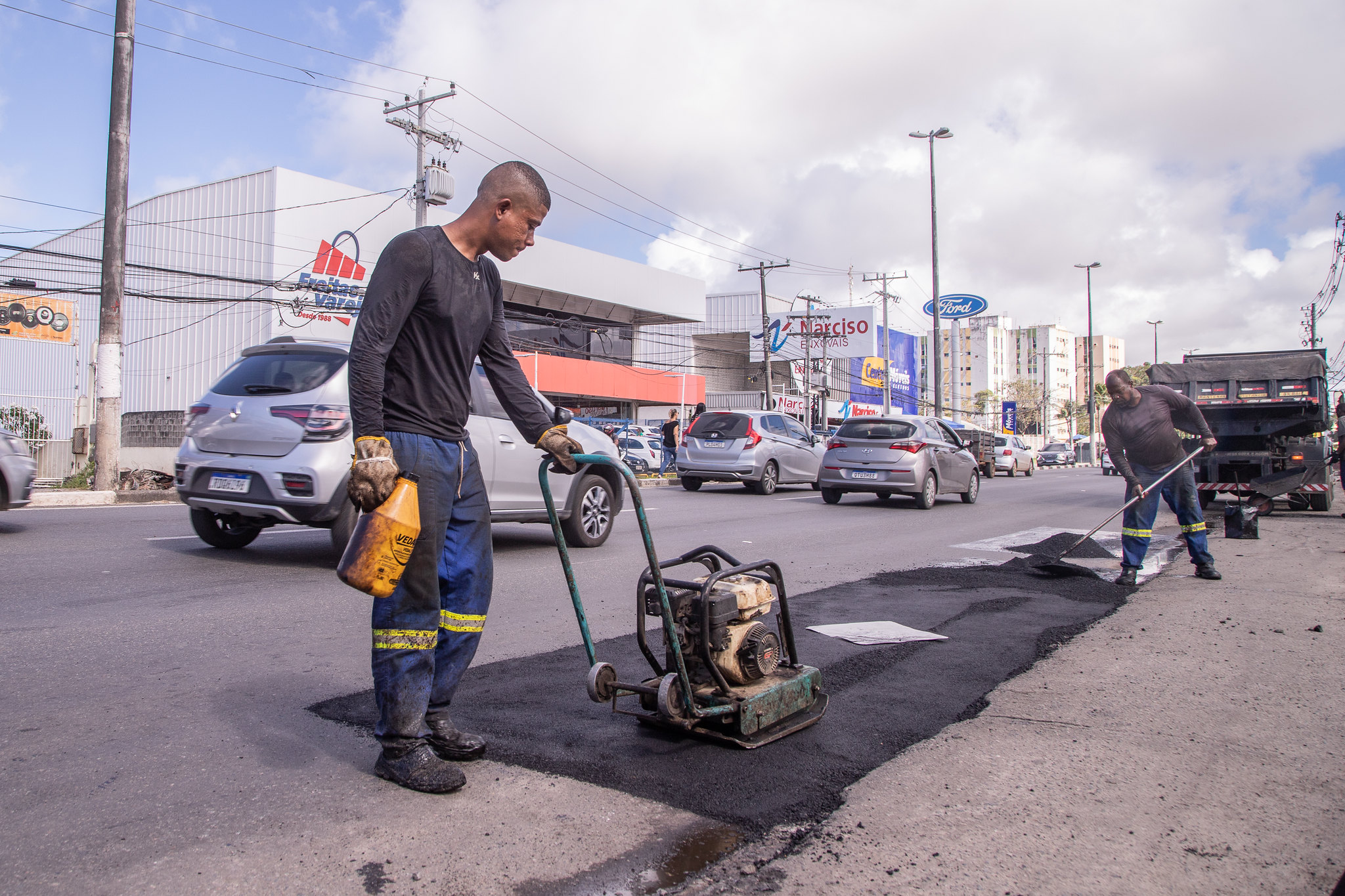 Operação Tapa-Buraco: 26 ruas e avenidas de Lauro de Freitas são recuperadas no mês de junho