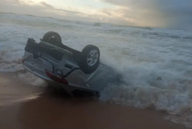 Carro dentro do mar na Bahia: motorista diz que entrou na praia ‘sem querer’ e que veículo foi arrastado pela maré