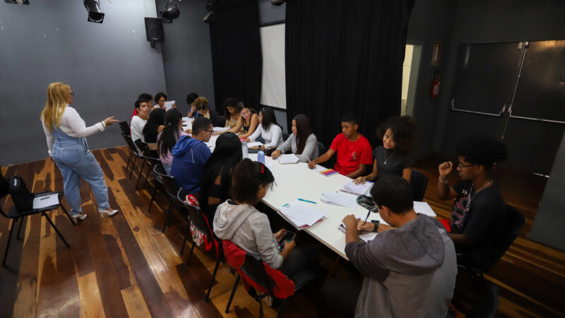 Jovens e adultos de Lauro de Freitas iniciam curso que treina técnicas para redação do Enem