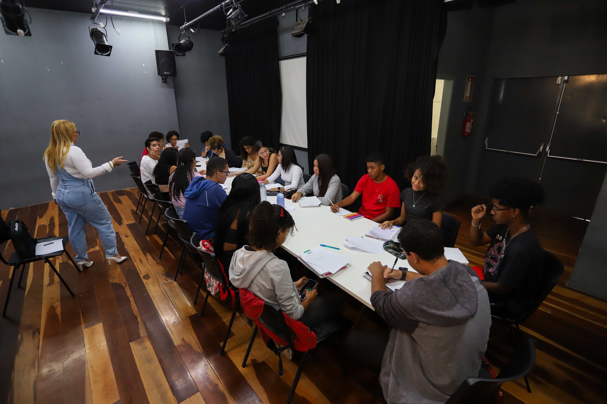 Jovens e adultos de Lauro de Freitas iniciam curso que treina técnicas para redação do Enem