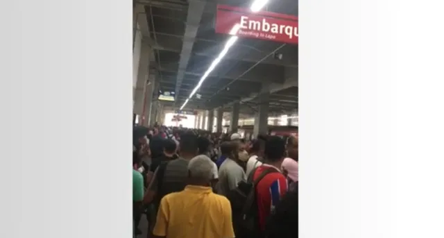 Estações de metrô de Salvador ficam lotadas após trem apresentar lentidão