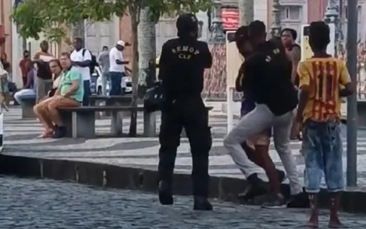 Ambulante é agredido com socos por agente da Semop no Pelourinho