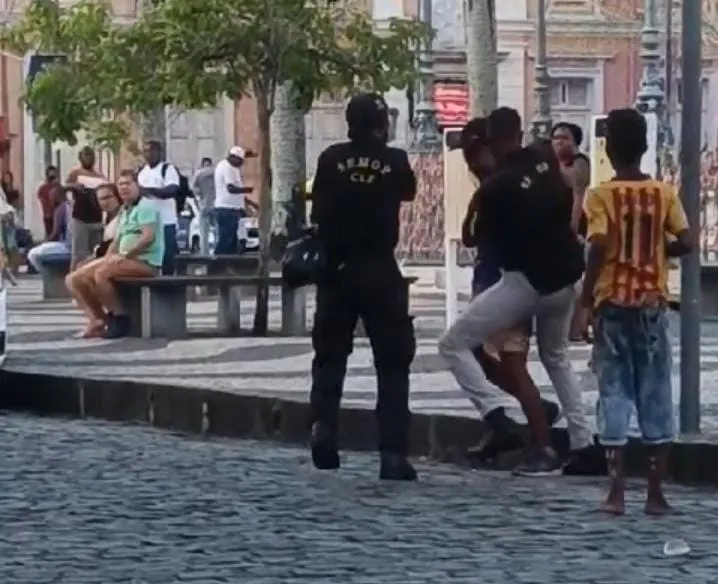 Ambulante é agredido com socos por agente da Semop no Pelourinho