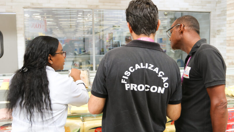Operação Páscoa: Procon Municipal fiscaliza estabelecimentos comerciais em Lauro de Freitas
