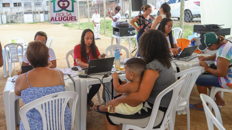 Caravana Social: moradores do Jardim Tropical, na Itinga, lotam campo em busca de serviços