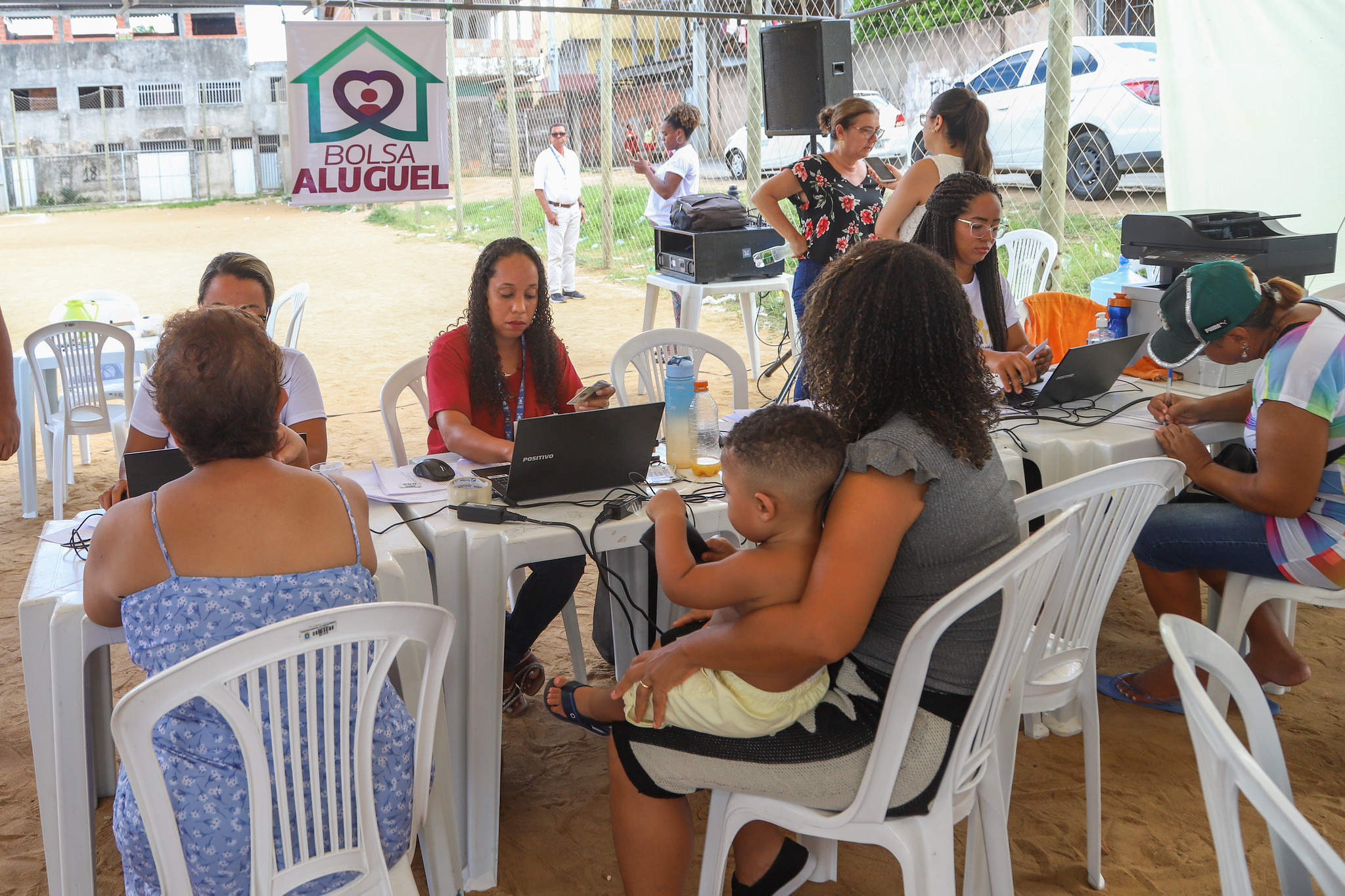 Caravana Social: moradores do Jardim Tropical, na Itinga, lotam campo em busca de serviços