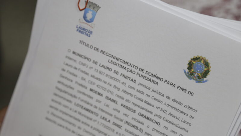 Prefeitura de Lauro de Freitas entrega escrituras a moradores de Terra Prometida, em Vida Nova, nesta sexta-feira (12)