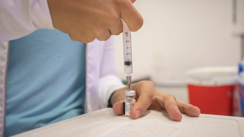 Lauro de Freitas recebe vacina contra Covid e aplicação começa nesta quarta-feira (05); confira público alvo
